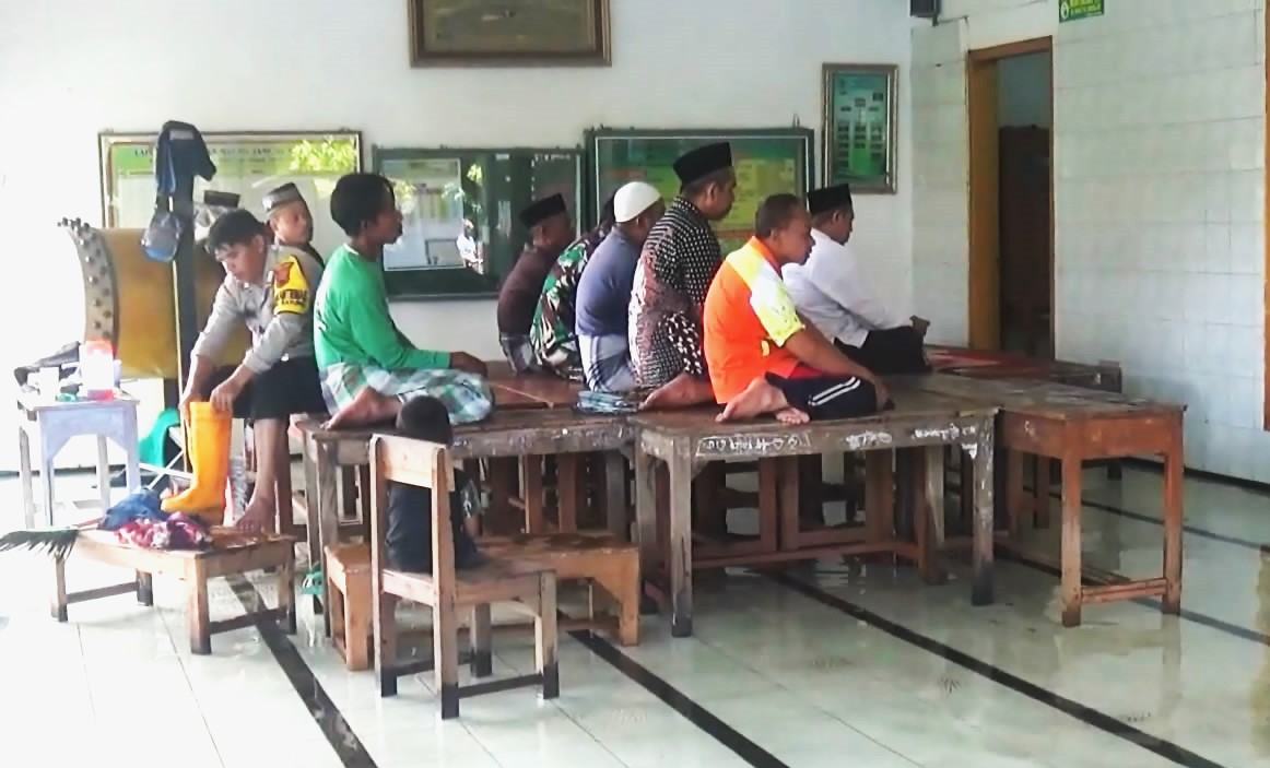 Masjid Kebanjiran, Warga Desa Prampelan Shalat di Atas Meja