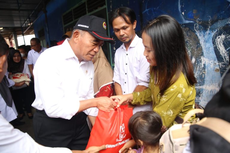 Menko PMK Tengok Kemiskinan Ekstrem, Dientaskan Bantuan Modal Usaha untuk Perempuan