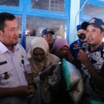 Pj Bupati Mansur Hidayat Serahkan Beras Paceklik Kepada Nelayan