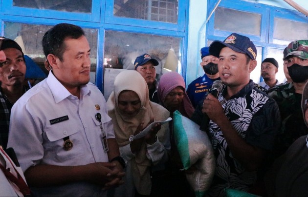 Pj Bupati Mansur Hidayat Serahkan Beras Paceklik Kepada Nelayan