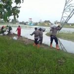 Antisipasi Luapan Sungai Lusi, Anggota Polres Grobogan Tinggikan Tanggul
