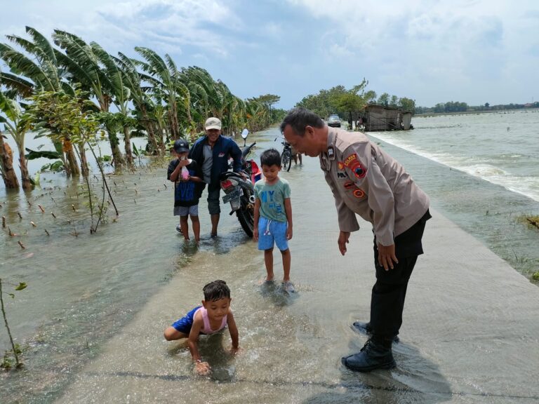 Cegah Tenggelam, Polsek Klambu Imbau Anak-Anak Tak Bermain di Lokasi Banjir
