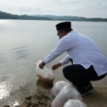Bupati Tebar 15 Ribu Benih Ikan di Bendungan Randugunting