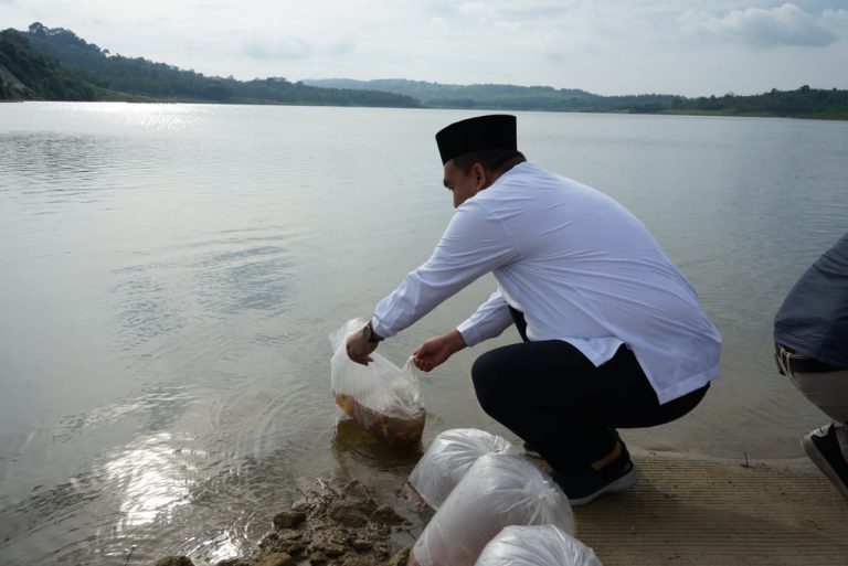 Bupati Tebar 15 Ribu Benih Ikan di Bendungan Randugunting