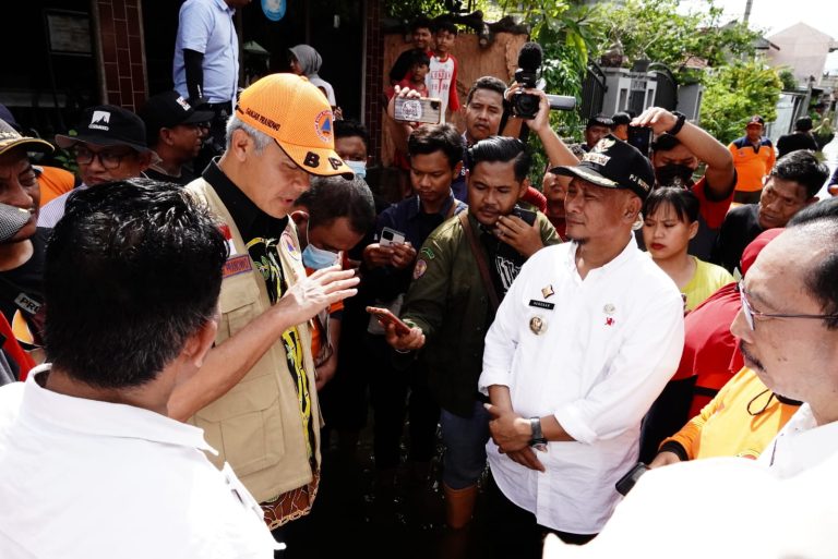 Henggar Jelaskan Sulitnya Banjir Surut, di Hadapan Ganjar Saat ke Juwana