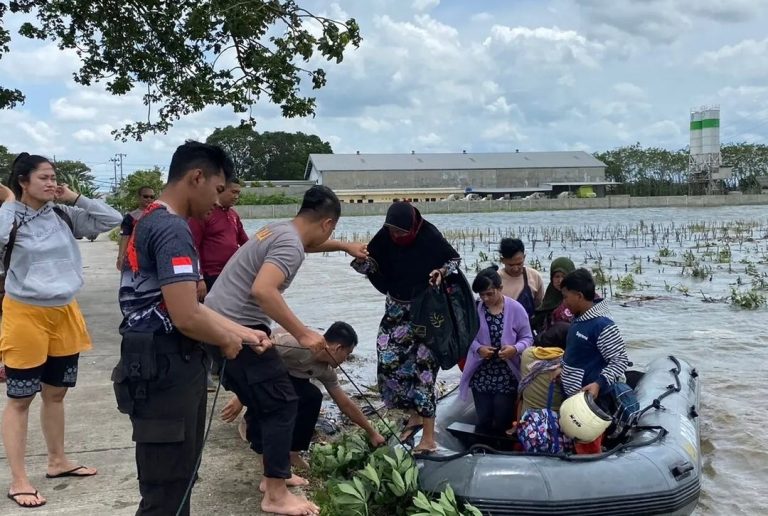 Masih Terendam Banjir, Sebagian Warga Dukuh Goleng, Akhirnya Bersedia Dievakuasi