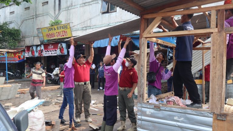 Lapak PKL di Halaman Pasar Kutoarjo Ditertibkan