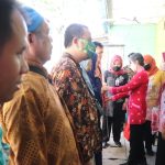 Peduli Penyandang Disabilitas Netra, Pj Bupati Bagikan Tongkat Penuntun Adaptif