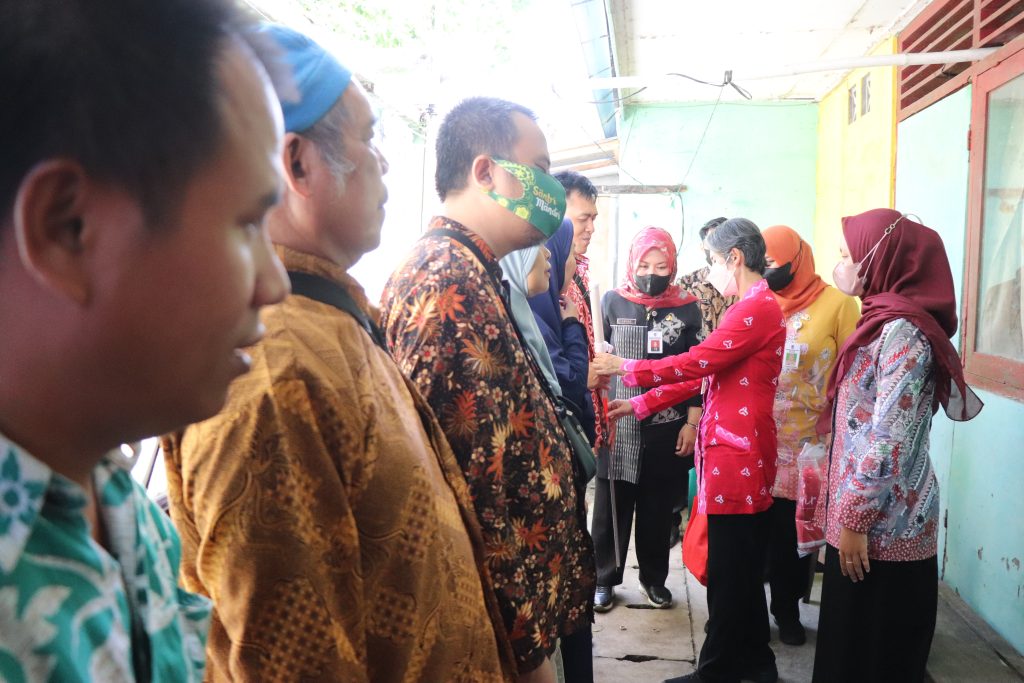 Peduli Penyandang Disabilitas Netra, Pj Bupati Bagikan Tongkat Penuntun Adaptif