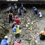 Sisa Banjir, Pemkab Bersihkan Sampah di Kali Masjid Agung Kendal