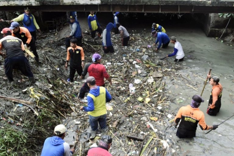 Sisa Banjir, Pemkab Bersihkan Sampah di Kali Masjid Agung Kendal