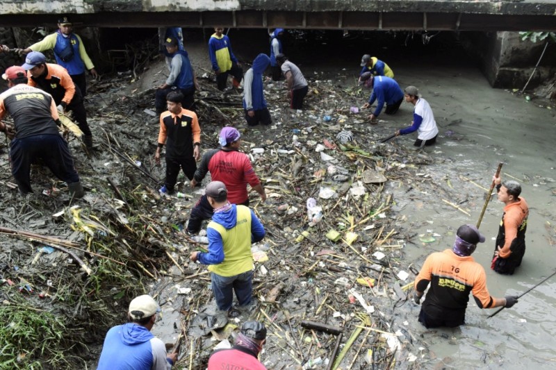 Sisa Banjir, Pemkab Bersihkan Sampah di Kali Masjid Agung Kendal