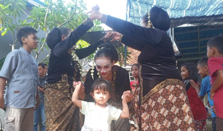 Badut Ndower Hadir, Hibur Anak-anak Korban Banjir