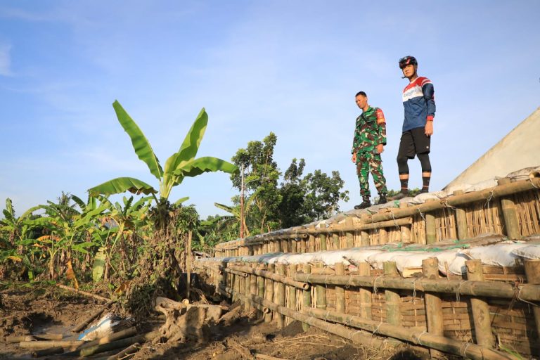 Singgah ke Dinar Indah Pascabanjir, Ganjar Minta Pemkot Perbarui Konstruksi Tanggul