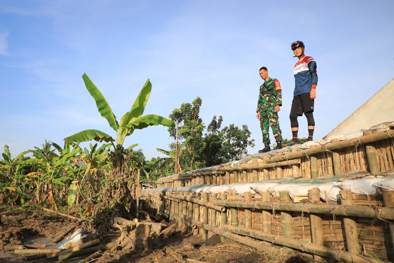 Singgah ke Dinar Indah Pascabanjir, Ganjar Minta Pemkot Perbarui Konstruksi Tanggul