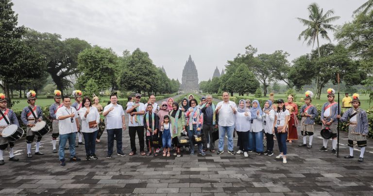 Manajemen PT TWC Apresiasi Pengunjung Pertama ke Prambanan dan Ratu Boko