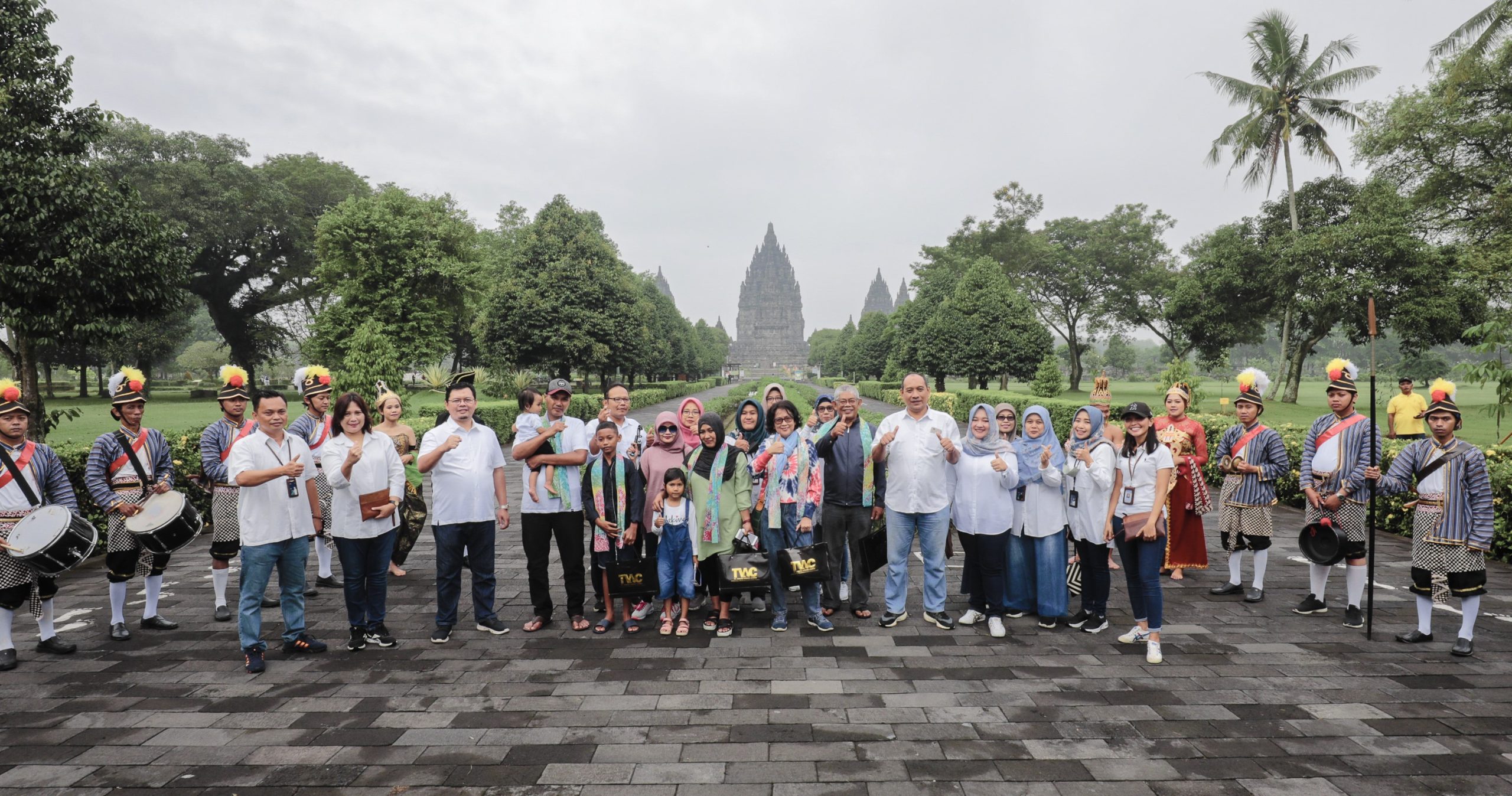 Manajemen PT TWC Apresiasi Pengunjung Pertama ke Prambanan dan Ratu Boko