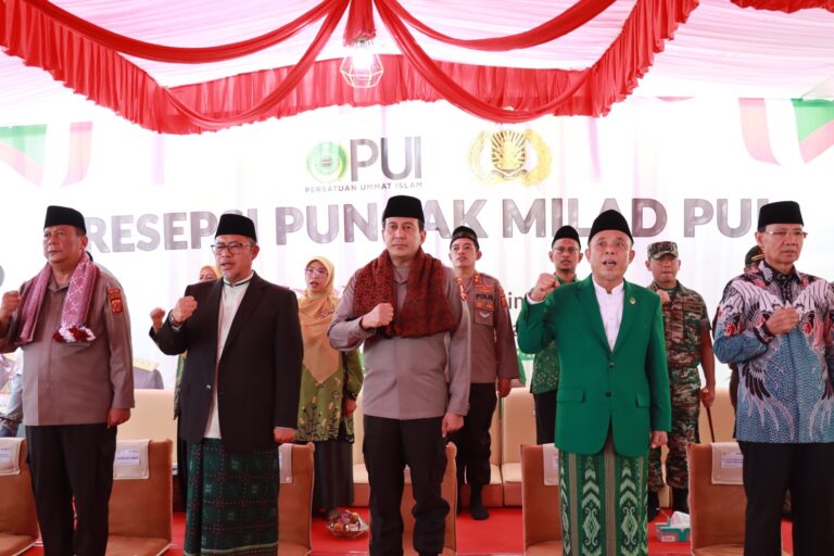 Milad PUI ke-105 Tahun, Kapolri Serahkan 1.000 Al-Quran