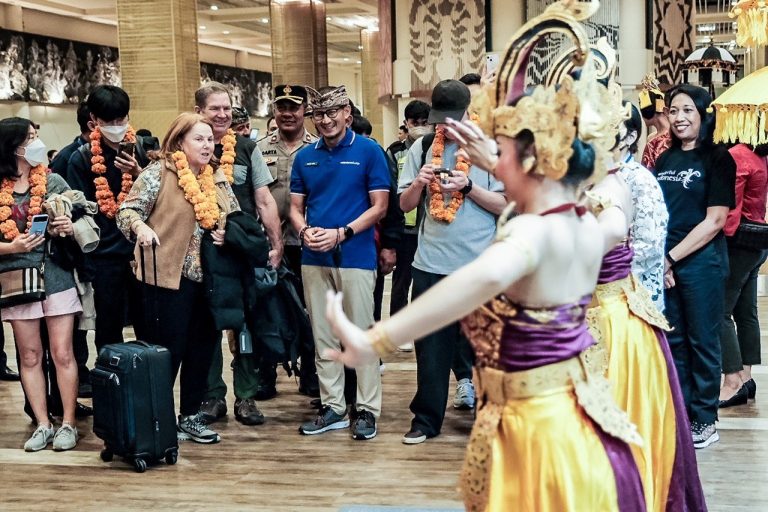 Di Bali, Menparekraf Sambut Wisman Pertama di Tahun 2023 