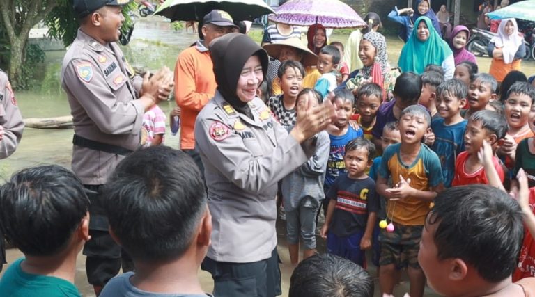 Humas Polres Grobogan Berikan Trauma Healing Pada Korban Banjir di Brati