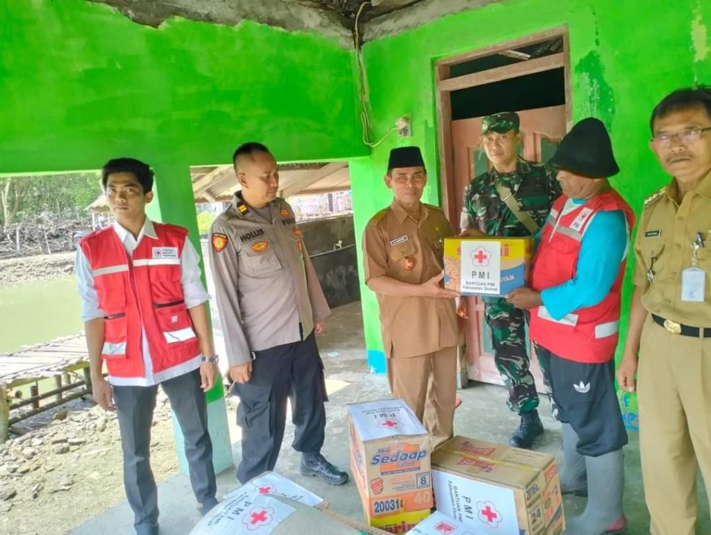 PMI Demak Serahkan Bantuan Warga Terdampak Rob