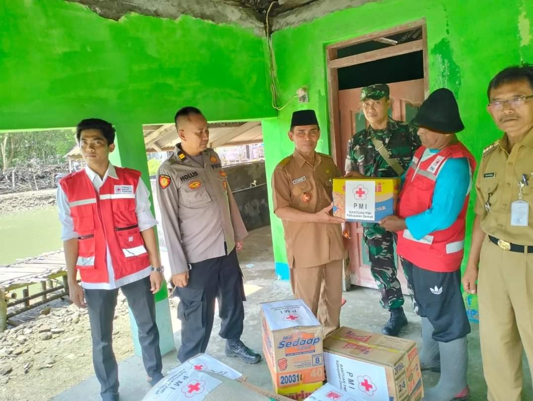 PMI Demak Serahkan Bantuan Warga Terdampak Rob