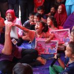 Di Pos Pengungsian Pekalongan, Ganjar Bercanda dengan Anak-anak