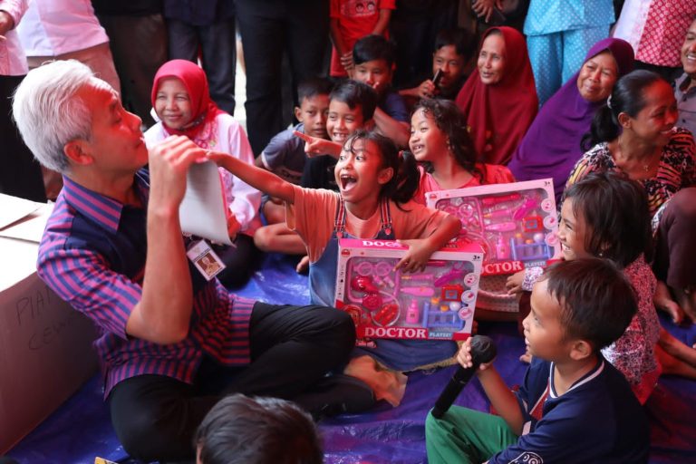 Di Pos Pengungsian Pekalongan, Ganjar Bercanda dengan Anak-anak
