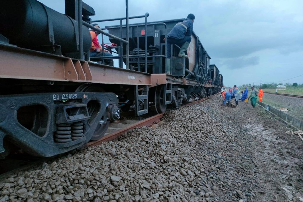 Perjalanan Terganggu Banjir, KAI Mohon Maaf Atas Keterlambatan KA