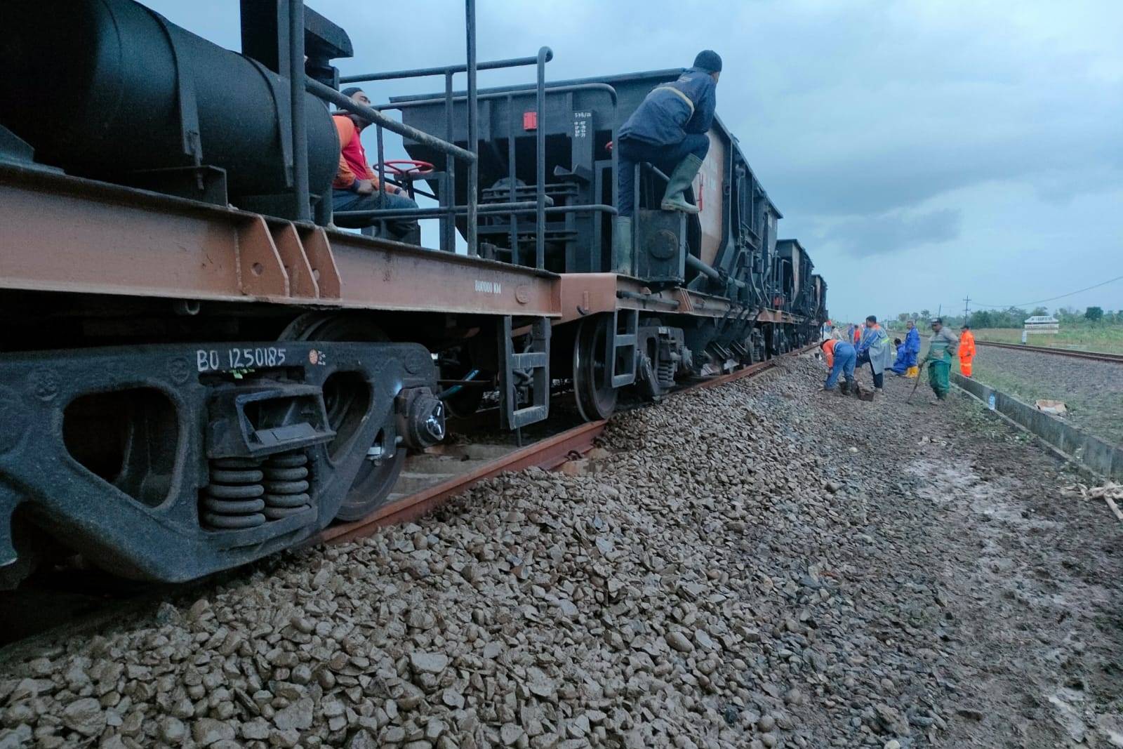 Perjalanan Terganggu Banjir, KAI Mohon Maaf Atas Keterlambatan KA