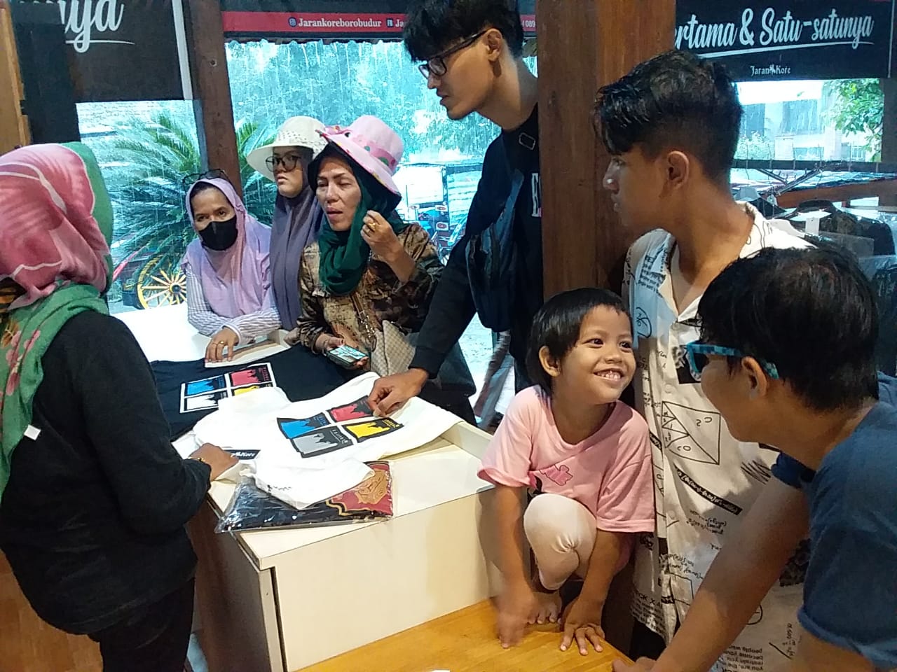 Liburan, Kaos Jaran Kore Berharga Ratusan Ribu Laris Sampai Inden