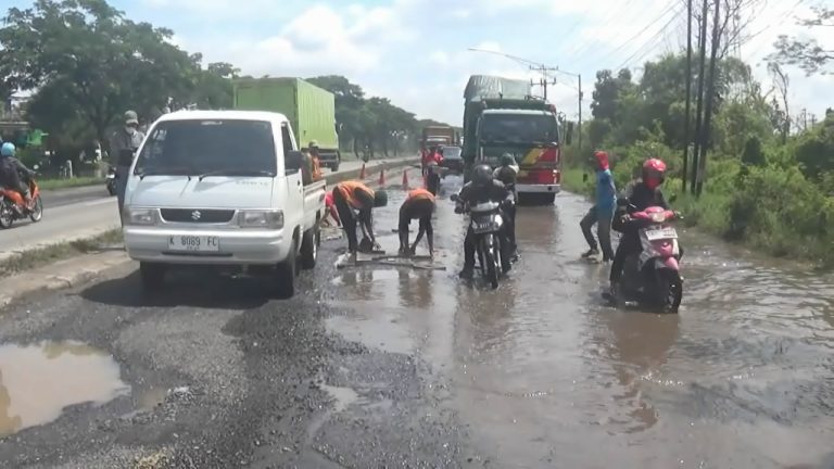 Jalan Berlubang Ancam Keselamatan Pengendara di Jalur Pantura Demak