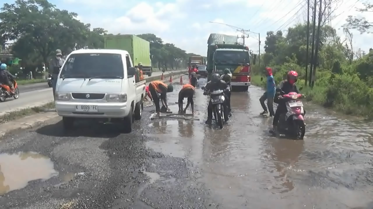 Jalan Berlubang Ancam Keselamatan Pengendara di Jalur Pantura Demak