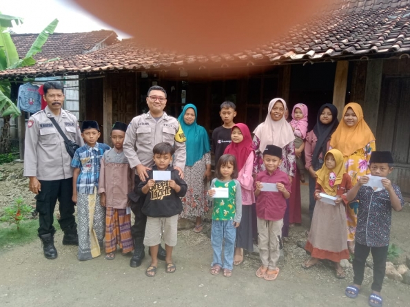 Santuni Anak Yatim Piatu, Pak Bhabin di Grobogan Sisihkan Gajinya