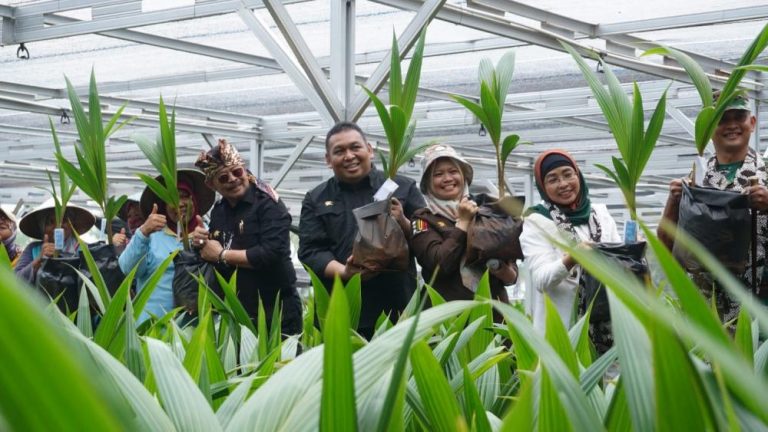 Mentan Launching Pusat Nursery Kelapa Genjah di Batang