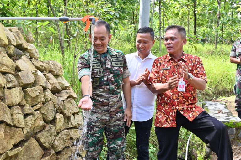 Dandim 0726/Sukoharjo Serahkan Sumur Bor untuk Warga Dukuh Tritis