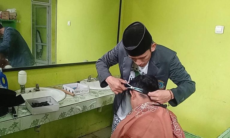 Jadi Pemangkas Rambut, Santri Ponpes Siap Ikuti Pelatihan