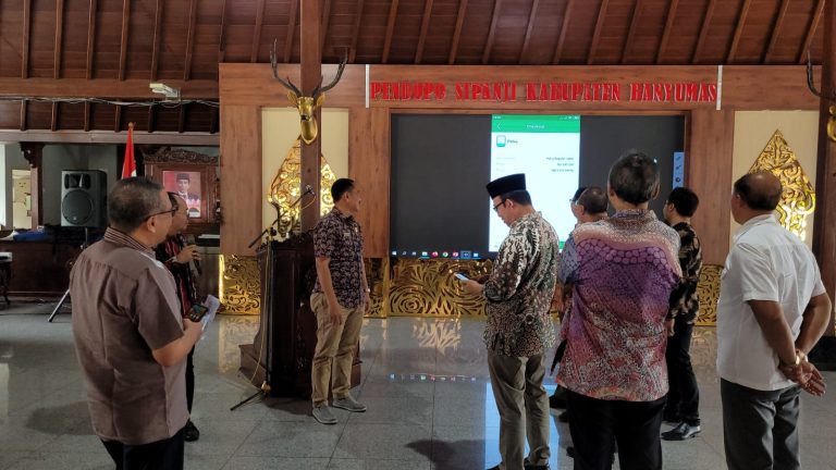 Bupati Husein Launching Aplikasi Perumda Pasar Satria