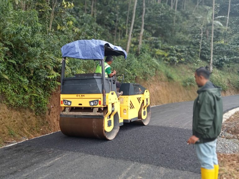 Dihajar Hujan Ekstrem, Jalan Rusak Bumirasa-Panumbangan Paninggaran Diperbaiki Kembali