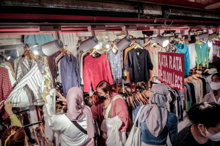 Menparekraf Dorong Pelaku Thrifting Pasarkan Pakaian Bekas Lokal 