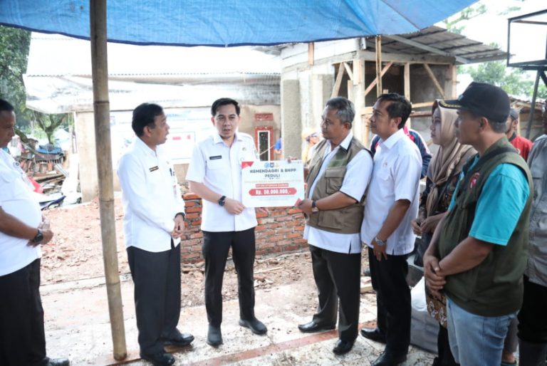 Kemendagri dan BNPP Bangun Fasilitas MCK untuk Korban Gempa Cianjur