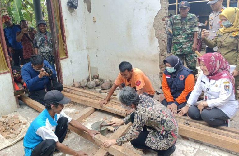 Tinjau Rumah Roboh, Pj Bupati Apresiasi Semangat Gotong Royong Masyarakat