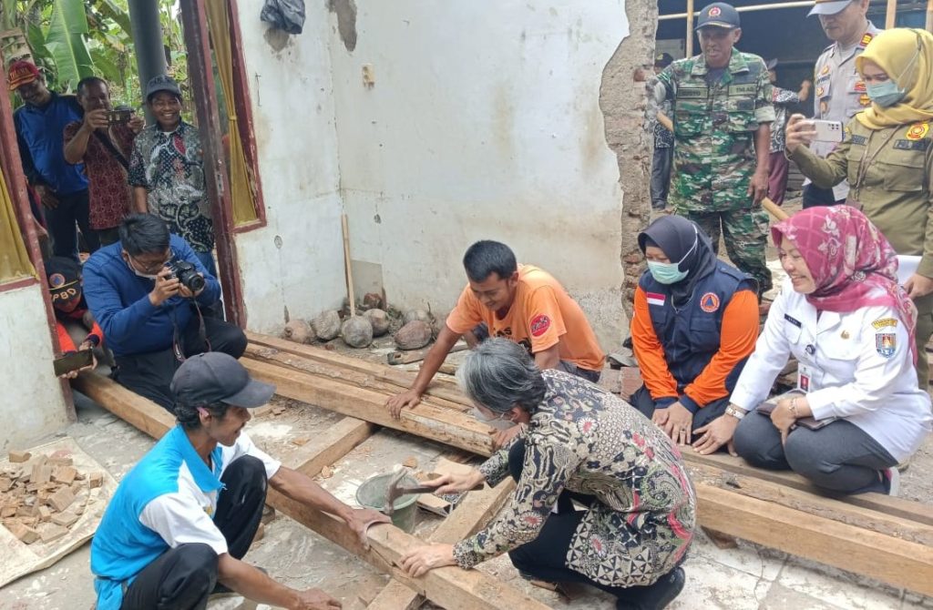Tinjau Rumah Roboh, Pj Bupati Apresiasi Semangat Gotong Royong Masyarakat