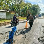 Antisipasi Lakalantas, Polsek Brati Pasang Traffic Cone pada Jalan Berlubang