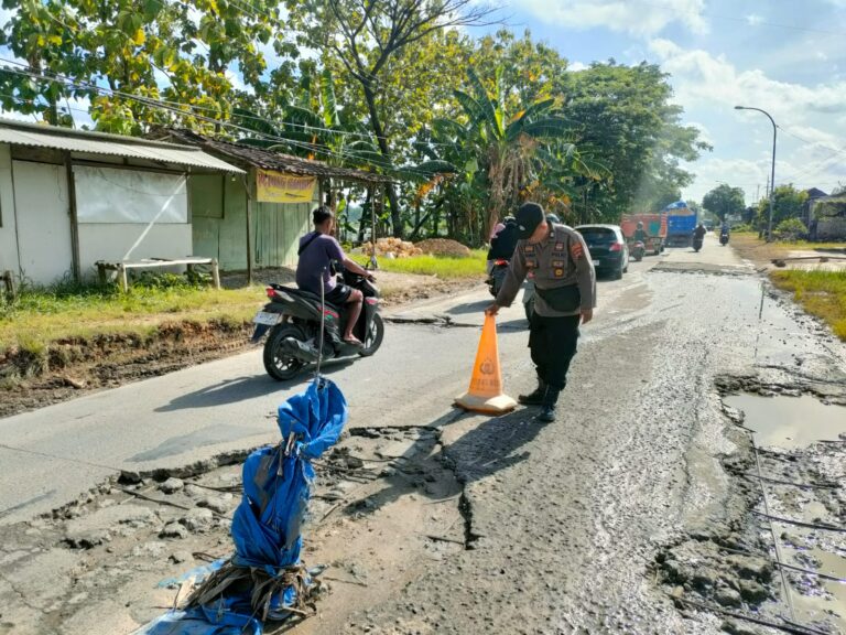 Antisipasi Lakalantas, Polsek Brati Pasang Traffic Cone pada Jalan Berlubang