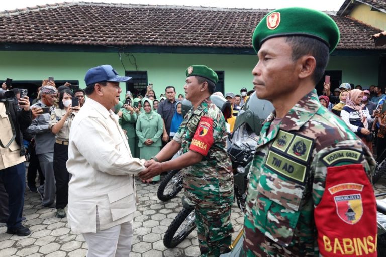 Beri Motor dan Alat Komunikasi Babinsa, Menhan Prabowo: Nanti Presiden Bisa Cek Langsung Kalian