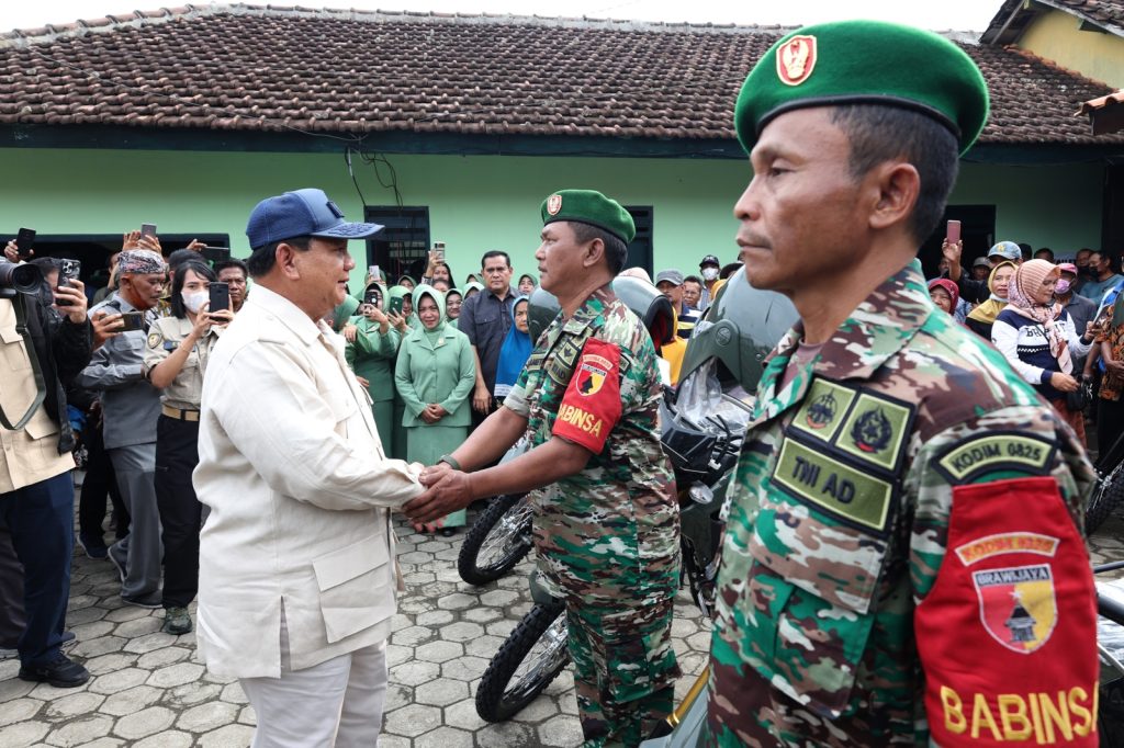 Beri Motor dan Alat Komunikasi Babinsa, Menhan Prabowo: Nanti Presiden Bisa Cek Langsung Kalian