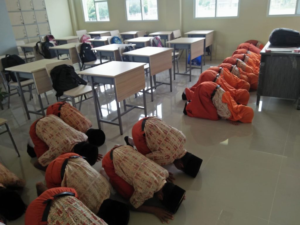 Tempati Gedung Baru SBSN, Siswa MIN 1 Rembang Sujud Syukur