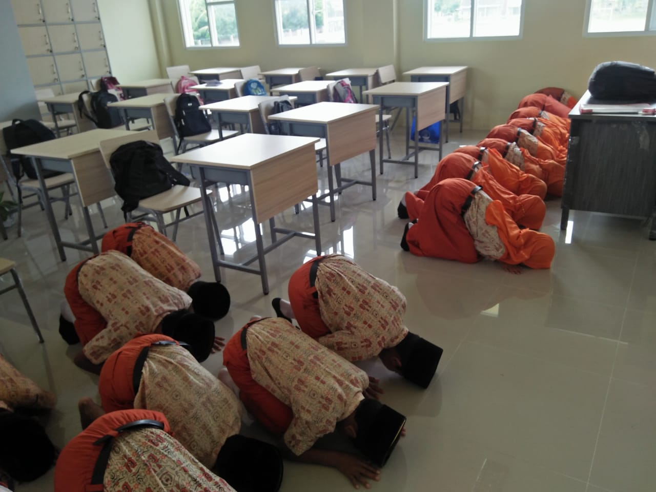 Tempati Gedung Baru SBSN, Siswa MIN 1 Rembang Sujud Syukur 