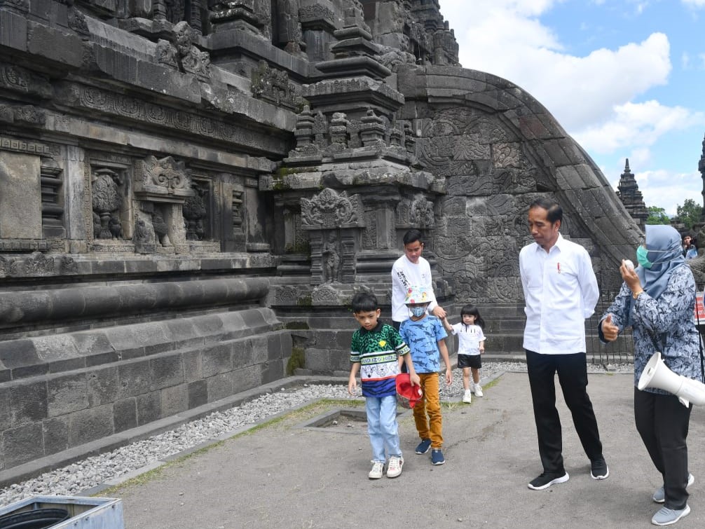 Ajak Cucu ke Prambanan, Presiden Jokowi Promosikan Wisata Edukasi